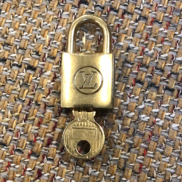 Vintage LV Louis Vuitton Padlock Lock & Key 204 - Picture 5 of 12